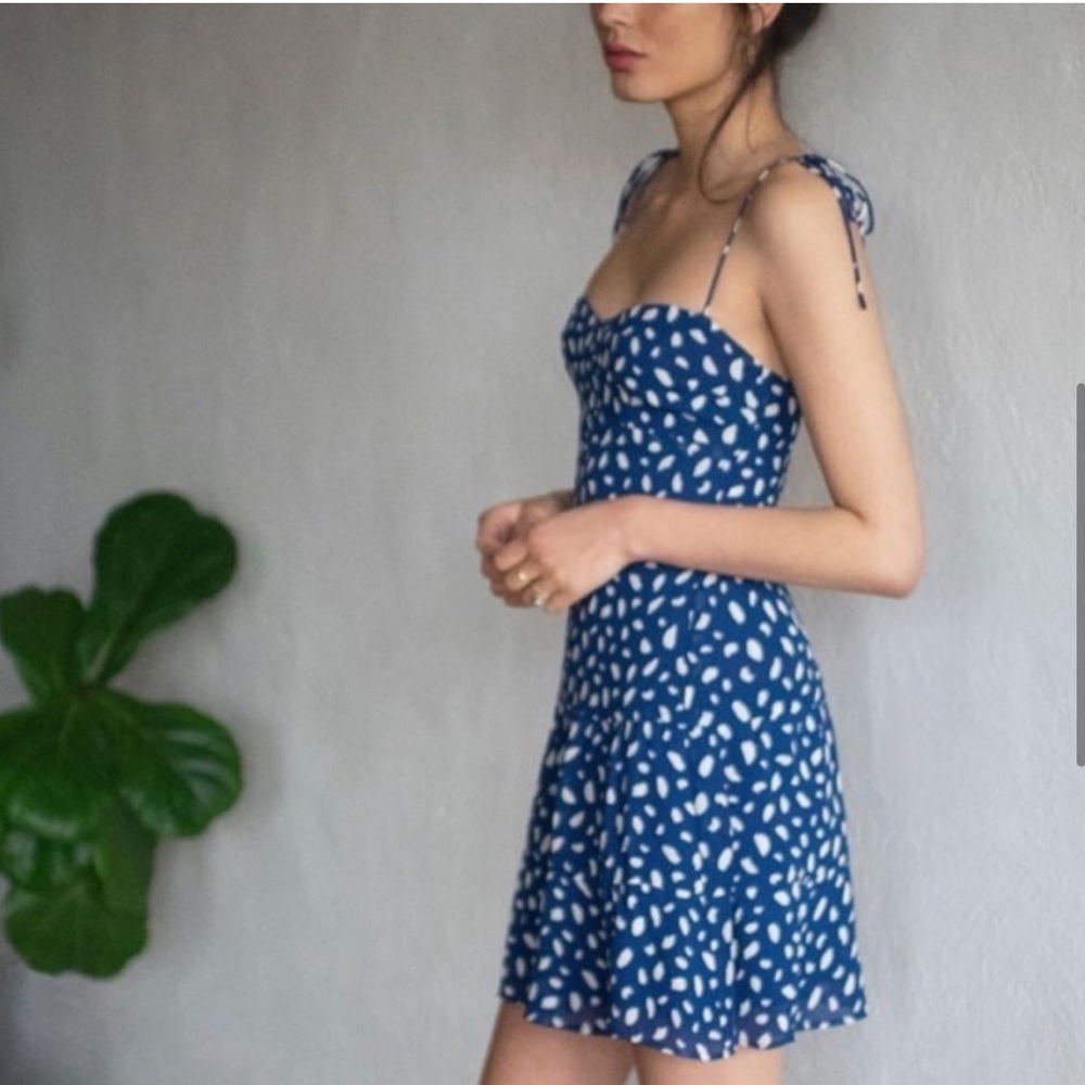 REFORMATION BLUE SPECKLED SPOTTED REFORMATION THE OTHELLO MINI DRESS Moray Print - Picture 2 of 12